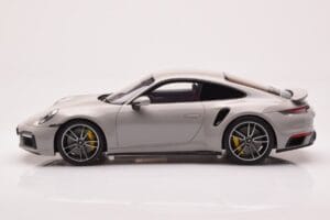Porsche 911 992 Turbo S Crayon Šedý GT Spirit 1:18 GT431 Pryskyřice – obrázek 3 z 6