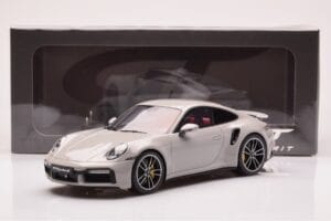 Porsche 911 992 Turbo S Crayon Šedý GT Spirit 1:18 GT431 Pryskyřice – obrázek 6 z 6
