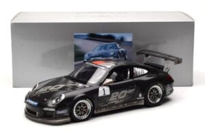 Porsche 911 997 GT3 Cup #1 20th Anniversary Carrera Cup 2010 Minichamps 1:18 WAP0210090B Kov – obrázek 8 z 8