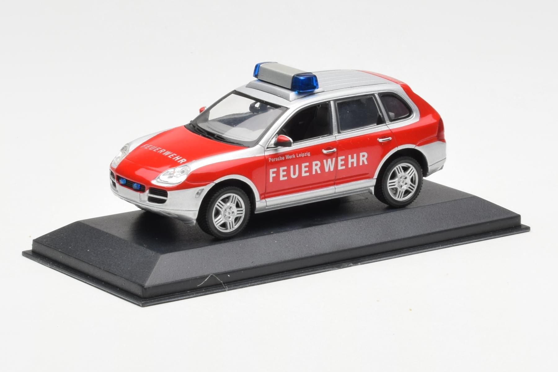 Porsche Cayenne S Feuerwehr Minichamps 1:43 WAPC02060116 Kov – obrázek 2 z 4
