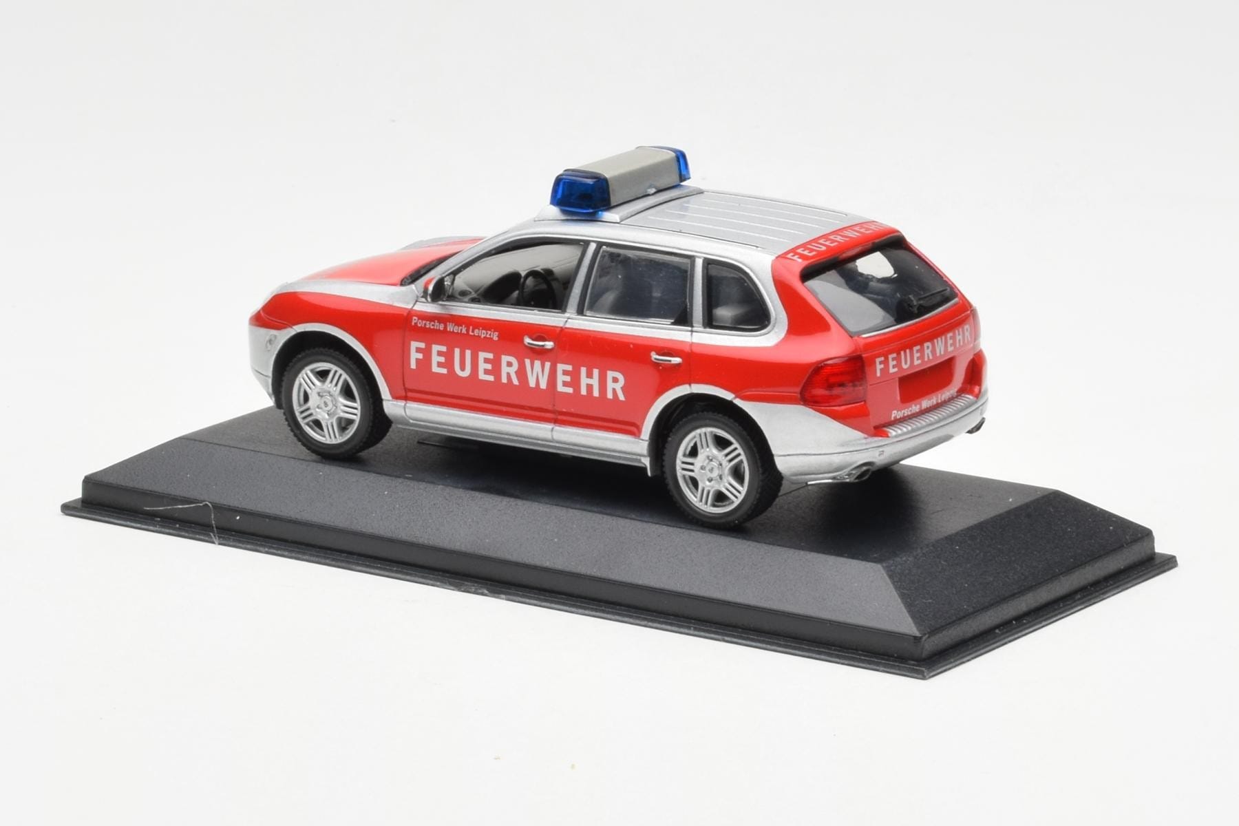 Porsche Cayenne S Feuerwehr Minichamps 1:43 WAPC02060116 Kov – obrázek 3 z 4