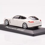 Porsche Panamera 970 Diesel Carrara Bílý Minichamps 1:43 - image 3 of 4