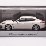 Porsche Panamera 970 Diesel Carrara Bílý Minichamps 1:43 - image 4 of 4