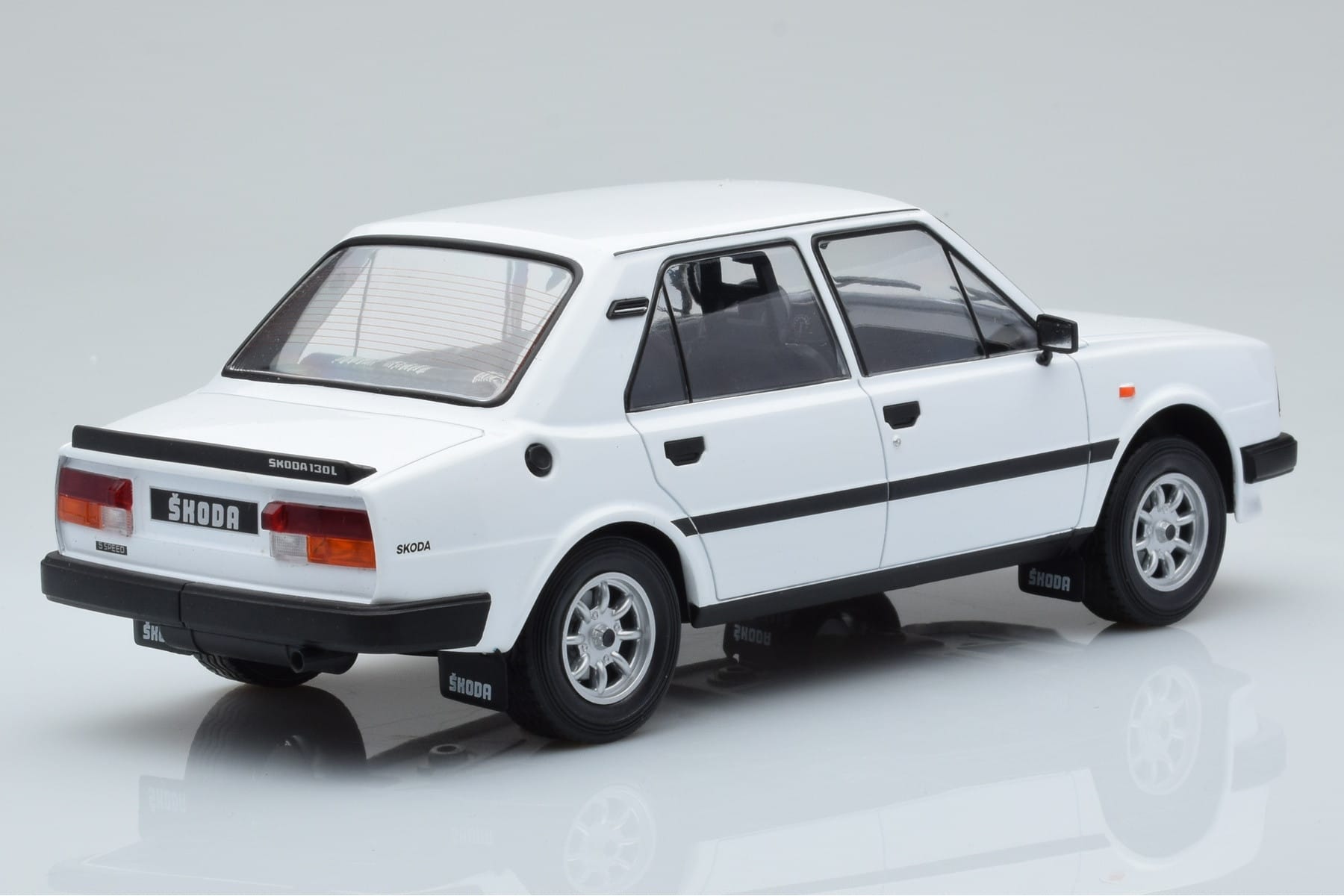 Skoda 130 L Bílý IXO 1:18 18CMC158 Kov – obrázek 2 z 6