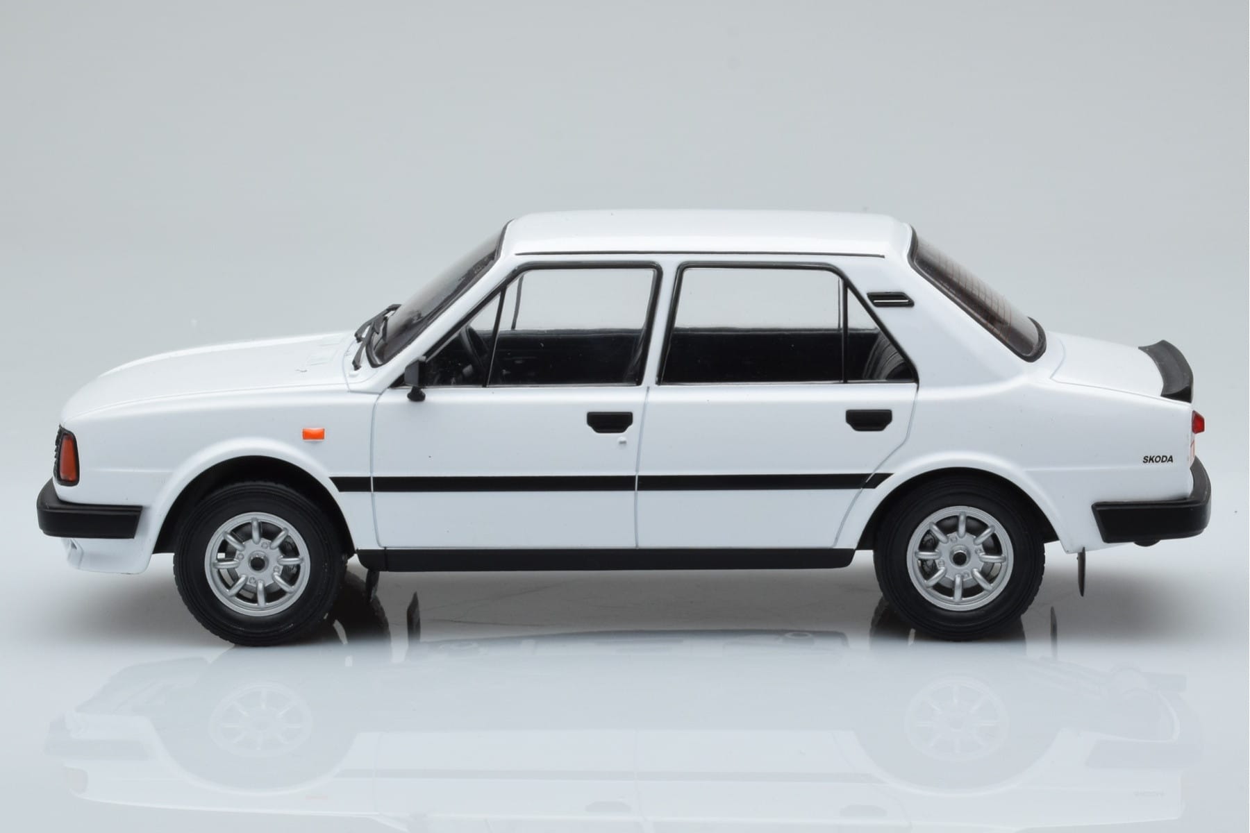Skoda 130 L Bílý IXO 1:18 18CMC158 Kov – obrázek 3 z 6