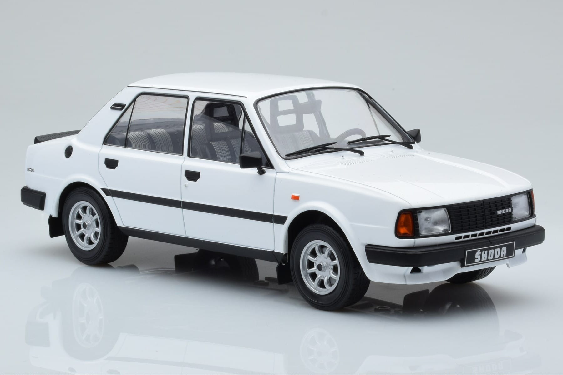 Skoda 130 L Bílý IXO 1:18 18CMC158 Kov – obrázek 4 z 6