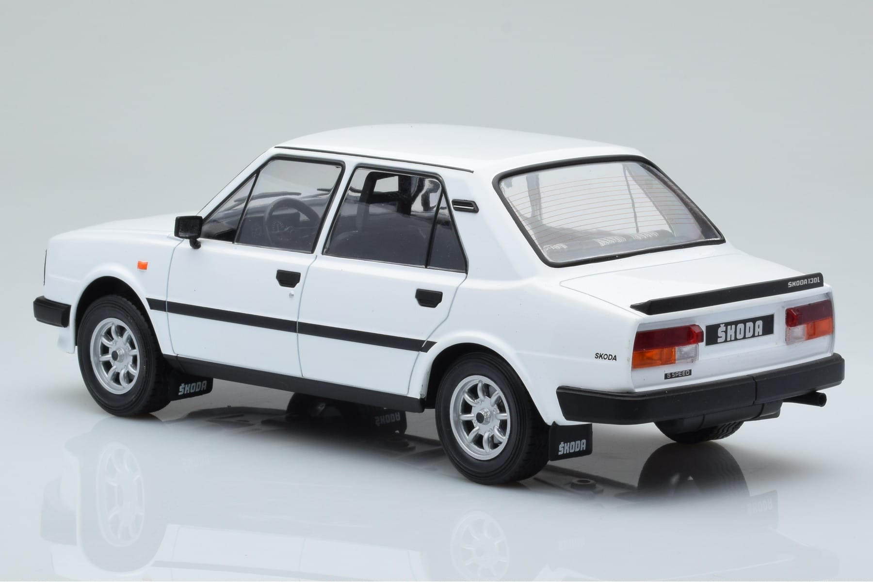 Skoda 130 L Bílý IXO 1:18 18CMC158 Kov – obrázek 5 z 6