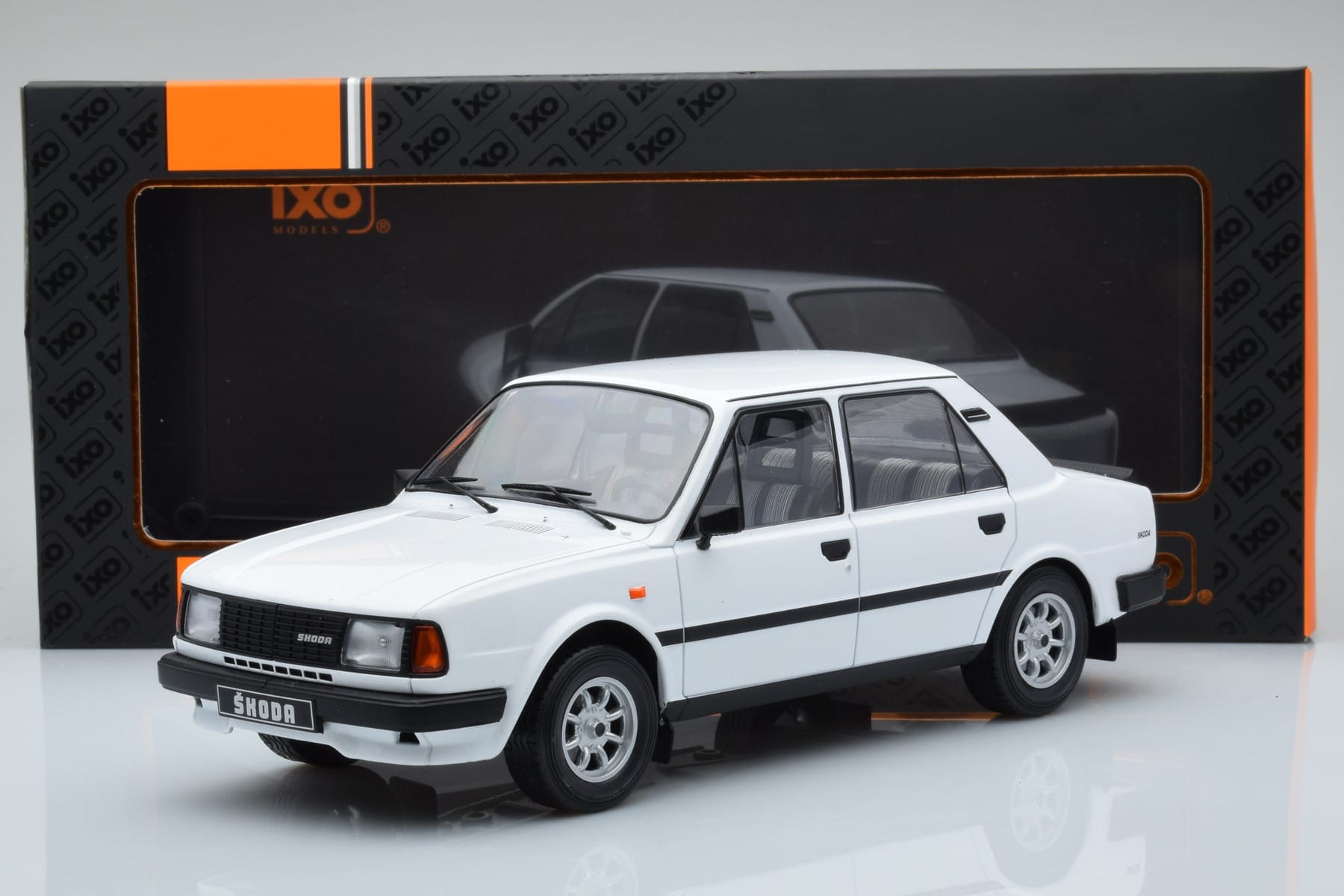 Skoda 130 L Bílý IXO 1:18 18CMC158 Kov – obrázek 6 z 6