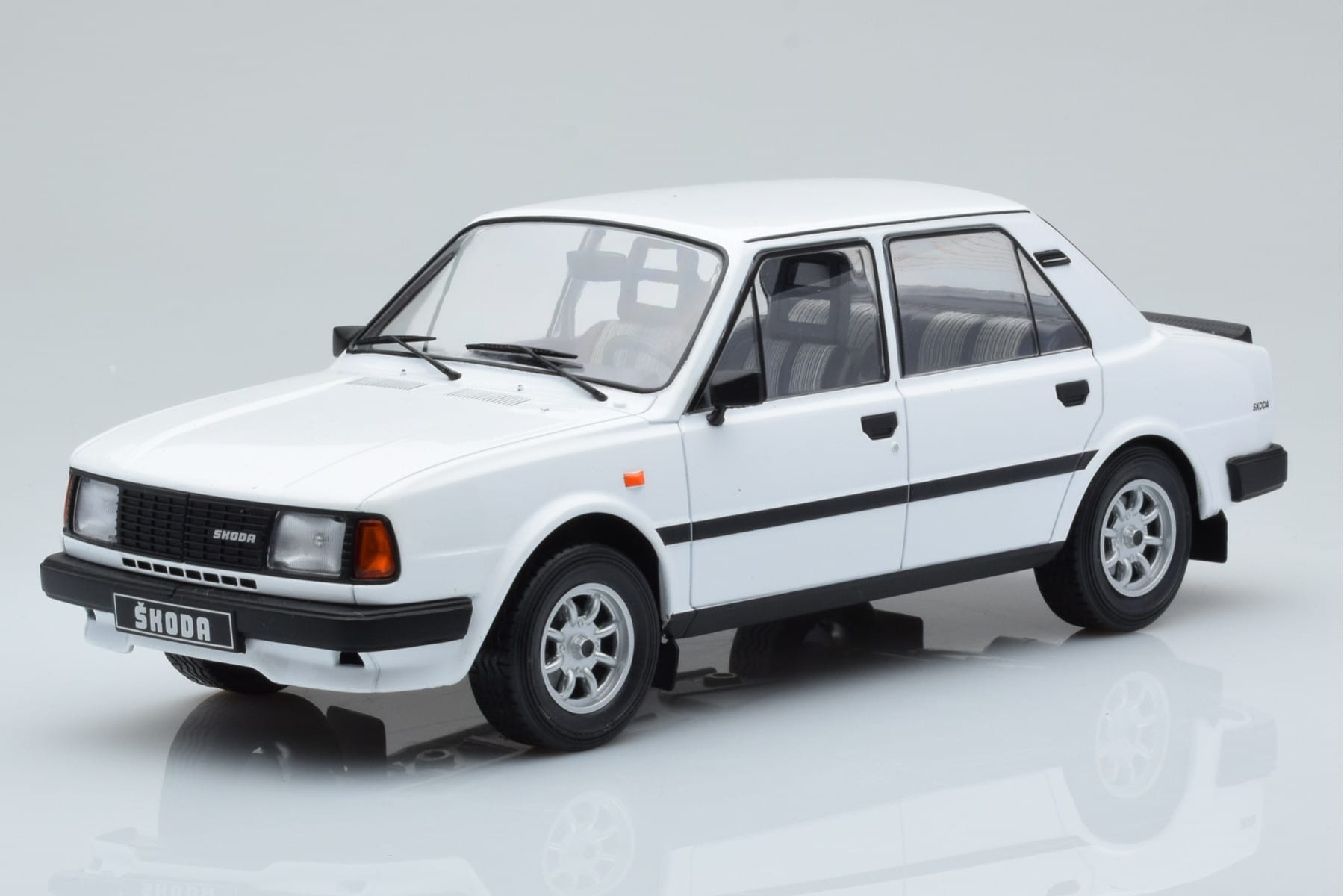 Skoda 130 L Bílý IXO 1:18 18CMC158 Kov