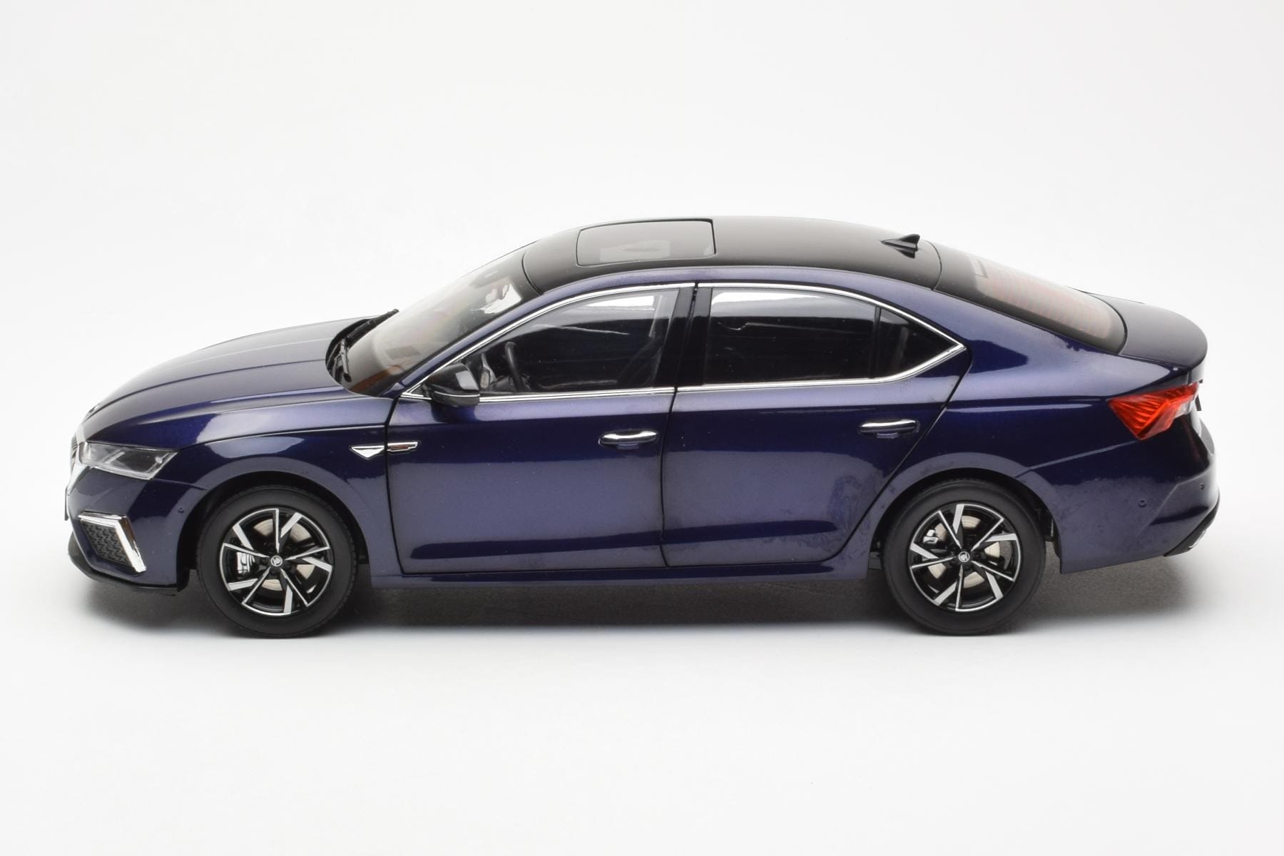Skoda Octavia Pro Modrý FAW 1:18 ZMR000006BLA Kov – obrázek 4 z 8