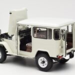 Toyota Land Cruiser FJ40 Van Bílý Kyosho 1:18 08971W - image 5 of 8