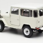 Toyota Land Cruiser FJ40 Van Bílý Kyosho 1:18 08971W - image 7 of 8