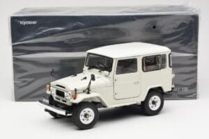 Toyota Land Cruiser FJ40 Van Bílý Kyosho 1:18 08971W Kov – obrázek 8 z 8