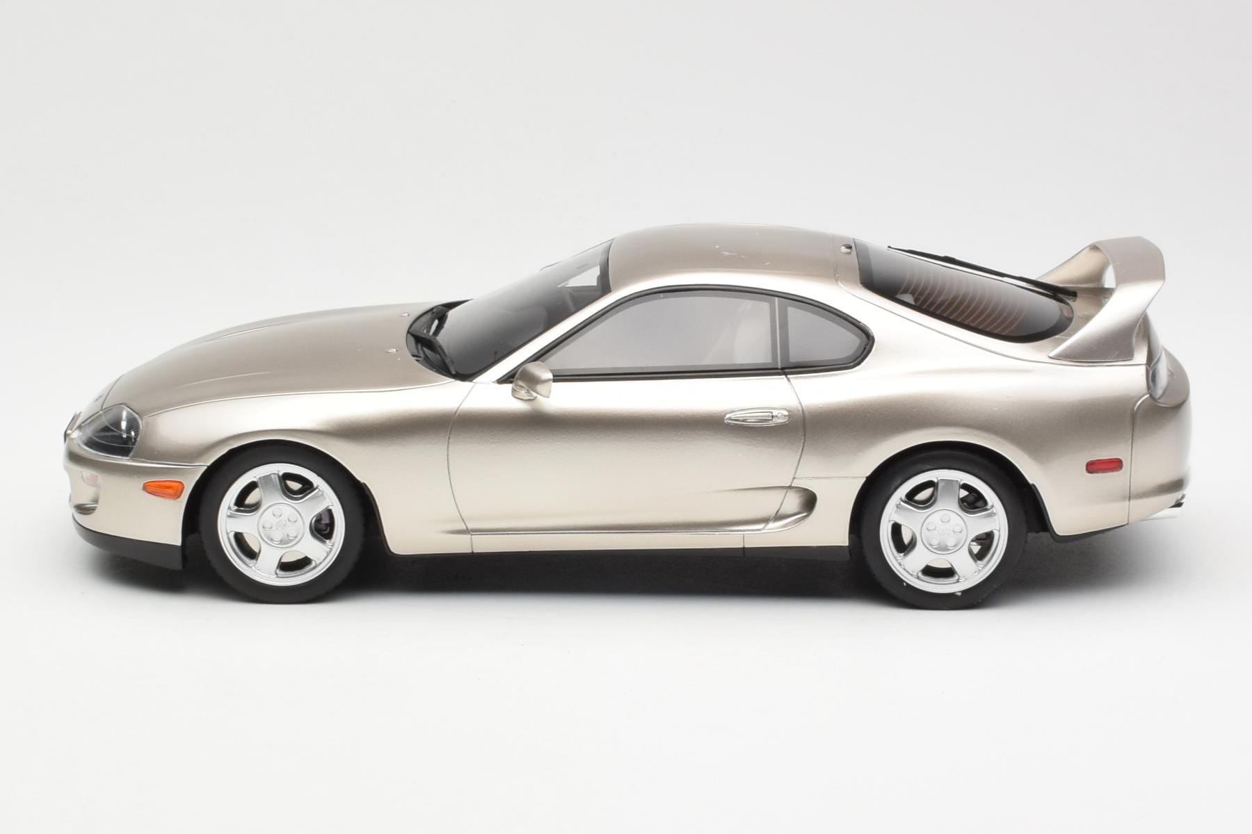 Toyota Supra A80 Stříbrný Otto 1:18 OTM715 Pryskyřice – obrázek 3 z 6