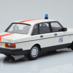Volvo 240 GL Policie Belgie Minichamps 1:18 - image 2 of 6