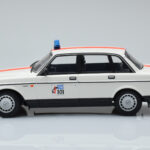 Volvo 240 GL Policie Belgie Minichamps 1:18 - image 3 of 6