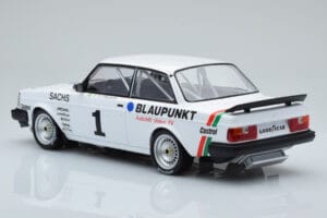 Volvo 240 Turbo IPS Racing Blaupunkt #1 P. Stureson DTM Zolder 1986 IXO 1:18 18RMC106 Kov – obrázek 5 z 6