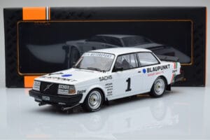 Volvo 240 Turbo IPS Racing Blaupunkt #1 P. Stureson DTM Zolder 1986 IXO 1:18 18RMC106 Kov – obrázek 6 z 6