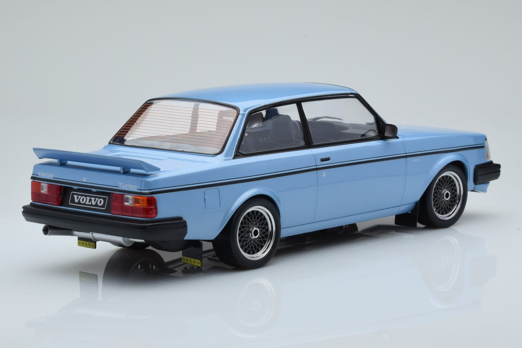 Volvo 240 Turbo Světle Modrý IXO 1:18 18MCC090 Kov – obrázek 2 z 6