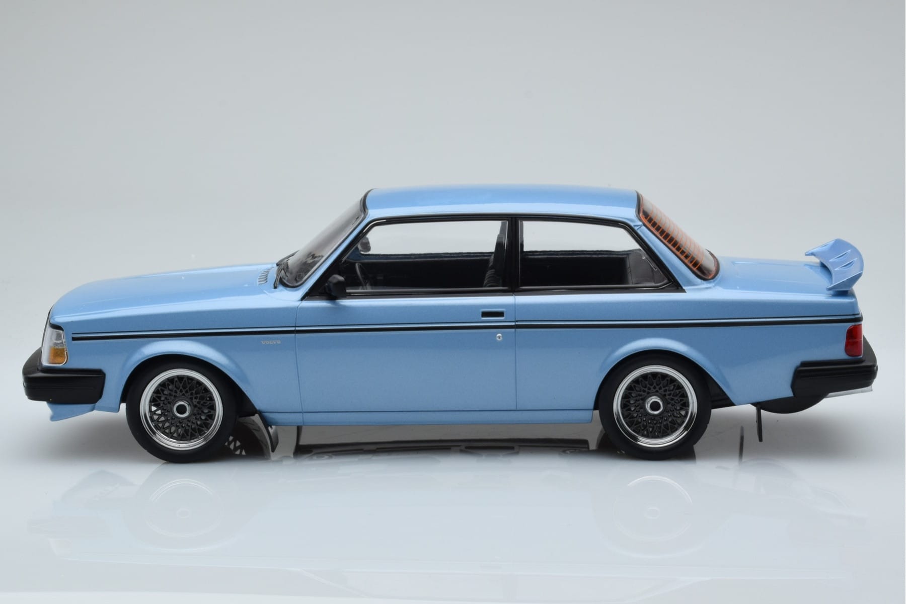 Volvo 240 Turbo Světle Modrý IXO 1:18 18MCC090 Kov – obrázek 3 z 6