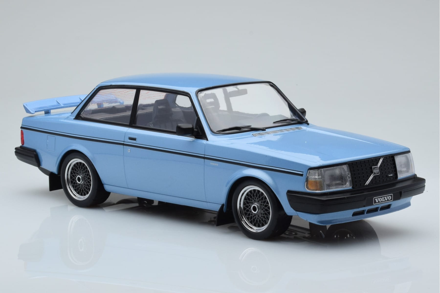 Volvo 240 Turbo Světle Modrý IXO 1:18 18MCC090 Kov – obrázek 4 z 6