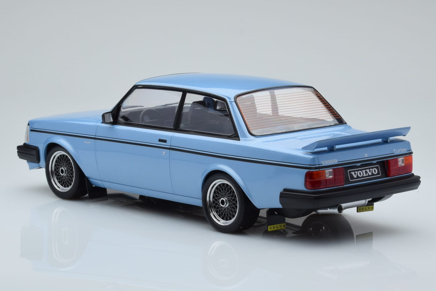 Volvo 240 Turbo Světle Modrý IXO 1:18 18MCC090 Kov – obrázek 5 z 6