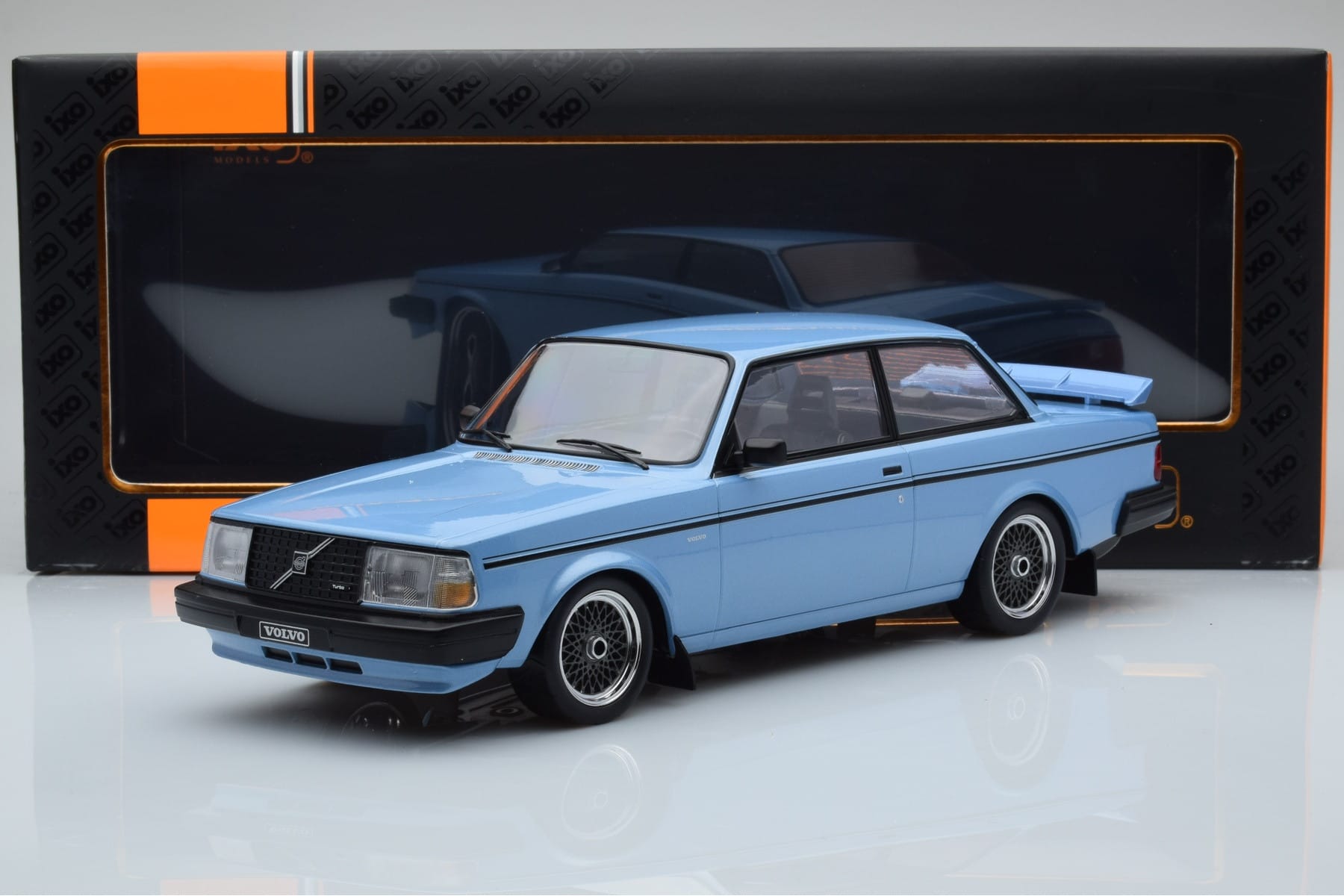 Volvo 240 Turbo Světle Modrý IXO 1:18 18MCC090 Kov – obrázek 6 z 6