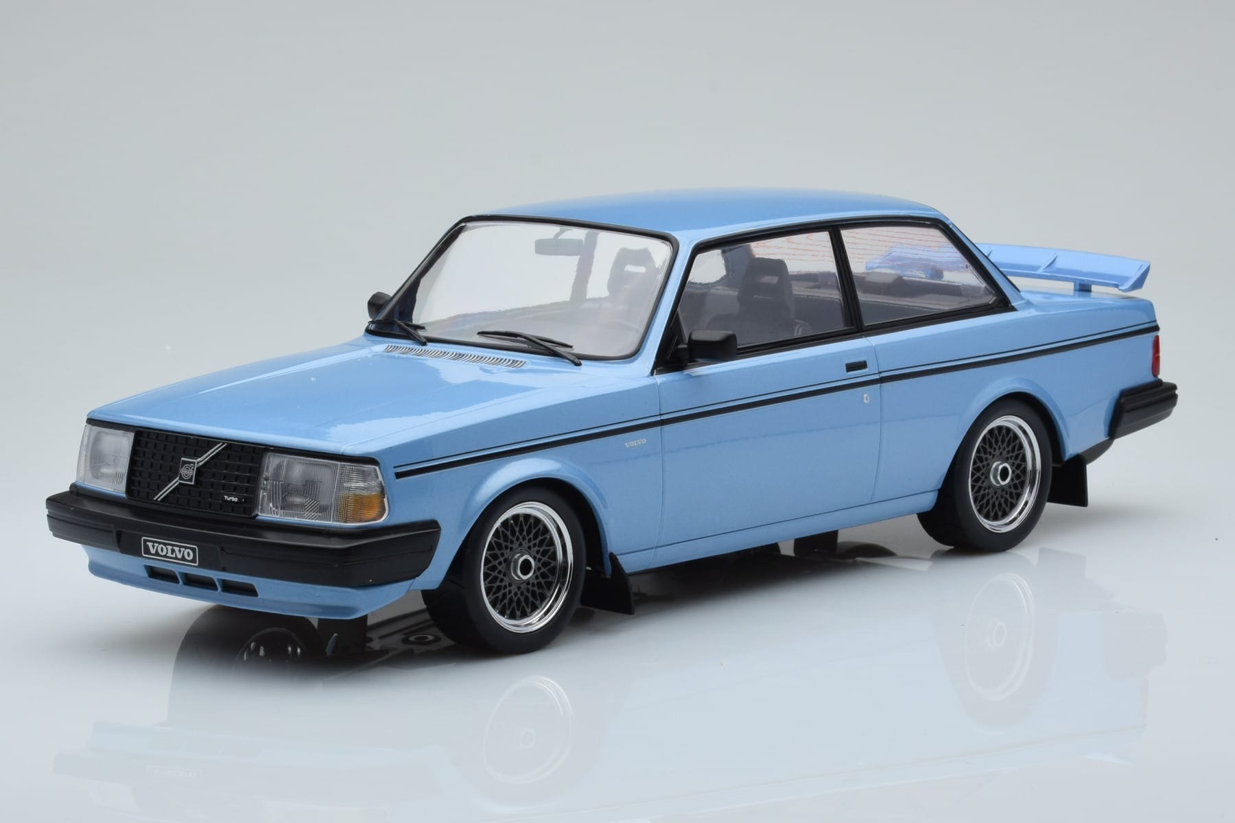Volvo 240 Turbo Světle Modrý IXO 1:18 18MCC090 Kov