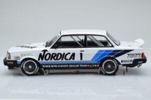 Volvo 240 Turbo Nordica #1 J. Cecotto / A. Olafsson ETCC Brno 1986 IXO 1:18 18RMC087 Kov – obrázek 3 z 6