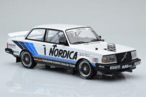 Volvo 240 Turbo Nordica #1 J. Cecotto / A. Olafsson ETCC Brno 1986 IXO 1:18 18RMC087 Kov – obrázek 4 z 6