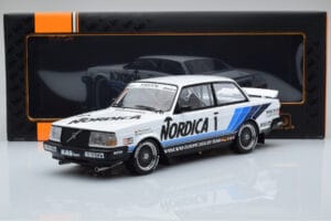 Volvo 240 Turbo Nordica #1 J. Cecotto / A. Olafsson ETCC Brno 1986 IXO 1:18 18RMC087 Kov – obrázek 6 z 6