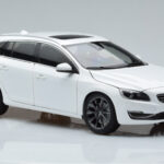 Volvo V60 D3 Crystal Bílý FAW 1:18 - image 5 of 7