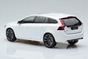 Volvo V60 D3 Crystal Bílý FAW 1:18 9430840 Kov – obrázek 6 z 7