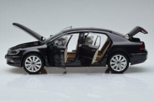 Volkswagen Phaeton V6 Mazeppa Šedý Kyosho 1:18 08831MBK Kov – obrázek 4 z 9