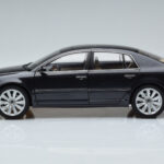 Volkswagen Phaeton V6 Mazeppa Šedý Kyosho 1:18 - image 5 of 9