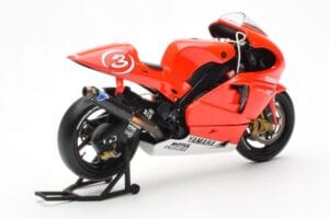 Yamaha YZR-M1 Marlboro Yamaha Team #3 M. Biaggi MotoGP 2002 Minichamps 1:12 122026303 Kov – obrázek 3 z 4