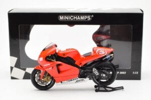 Yamaha YZR-M1 Marlboro Yamaha Team #3 M. Biaggi MotoGP 2002 Minichamps 1:12 122026303 Kov – obrázek 4 z 4