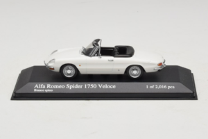 Alfa Romeo 1750 Spider Veloce Bílý Minichamps 1:43 400120530 Kov