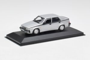 Alfa Romeo 75 3.0 V6 Stříbrný Minichamps 1:43 400120461 Kov – obrázek 2 z 4