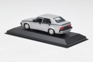 Alfa Romeo 75 3.0 V6 Stříbrný Minichamps 1:43 400120461 Kov – obrázek 3 z 4