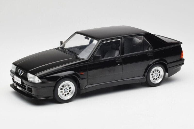 Alfa Romeo 75 Turbo Evoluzione Černý MCG 1:18 MCG18429 Kov