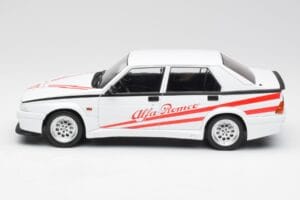Alfa Romeo 75 Turbo Evoluzione Bílý MCG 1:18 MCG18430 Kov – obrázek 3 z 6