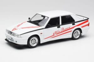 Alfa Romeo 75 Turbo Evoluzione Bílý MCG 1:18 MCG18430 Kov