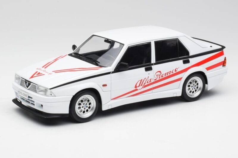 Alfa Romeo 75 Turbo Evoluzione Bílý MCG 1:18 MCG18430 Kov