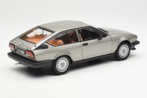 Alfa Romeo Alfetta GTV 2.0 Šedý Metalický AUTOart 1:18 70147 Kov – obrázek 3 z 8