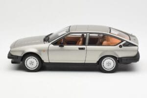 Alfa Romeo Alfetta GTV 2.0 Šedý Metalický AUTOart 1:18 70147 Kov – obrázek 4 z 8