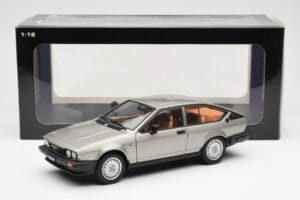 Alfa Romeo Alfetta GTV 2.0 Šedý Metalický AUTOart 1:18 70147 Kov – obrázek 8 z 8