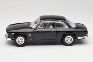 Alfa Romeo Giulia Sprint GTA Černý Road Signature 1:18 92348 Kov – obrázek 4 z 8