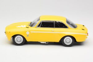 Alfa Romeo GTA 1300 Junior Žlutý Minichamps 1:18 155120024 Kov – obrázek 5 z 6