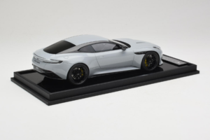 Aston Martin DB12 Nardo Gray MotorHelix 1:18 MH027NG Pryskyřice – obrázek 3 z 7